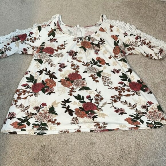 Open Shoulder Maurice’s Top - Picture 1 of 2
